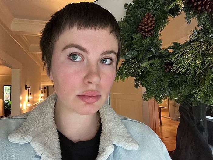 Ireland Baldwin se corta el pelo 