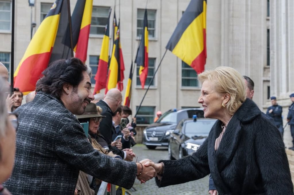 La princesa Astrid saludando a los ciudadanos que se acercaron a la catedral para celebrar este día