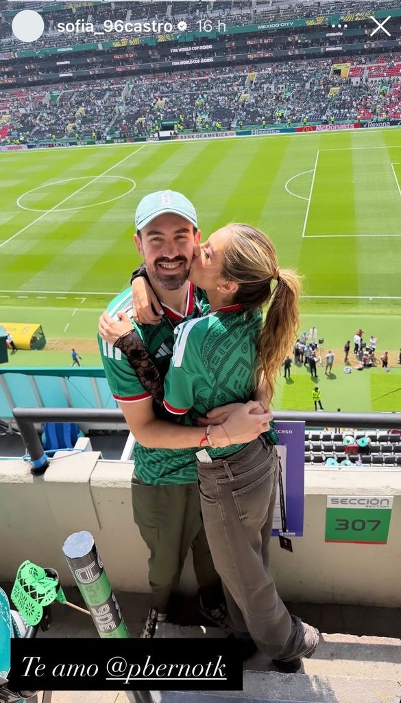 Sofía Castro con su esposo Pablo Bernot en el Estadio Ciudad de México.