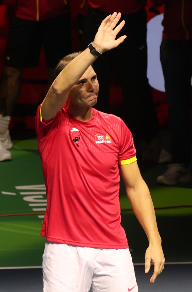 Plano medio de Rafa Nadal emocionado saludando al público