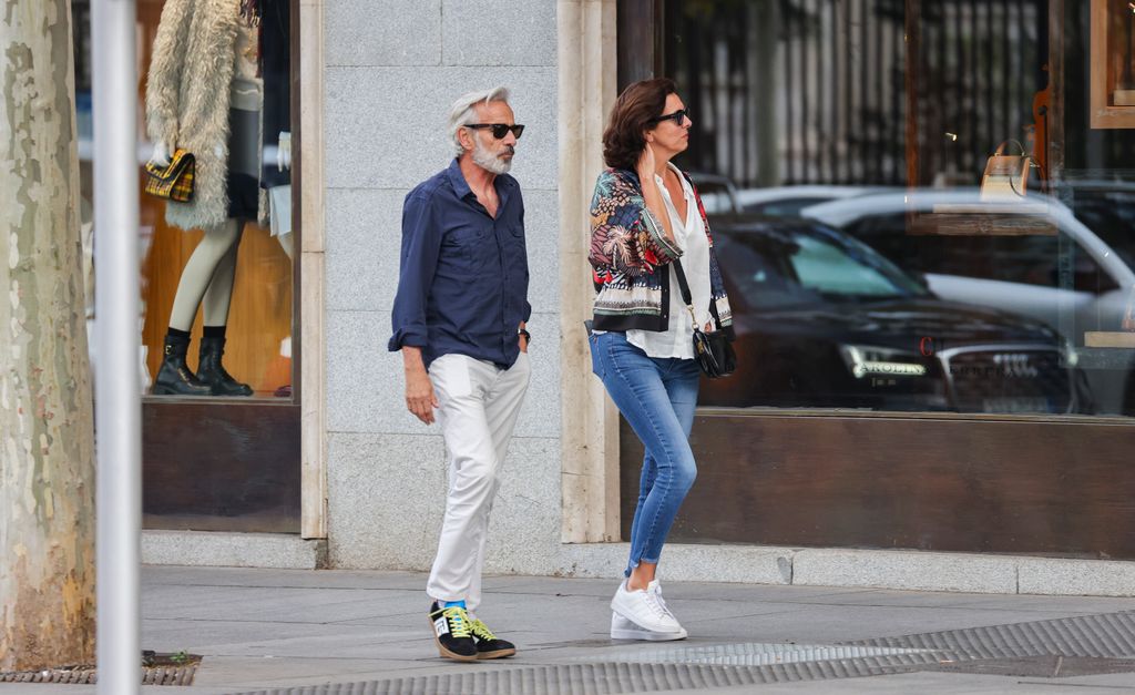 Imanol Arias y Nélida Inés Grajales en octubre de 2024 paseando por Madrid