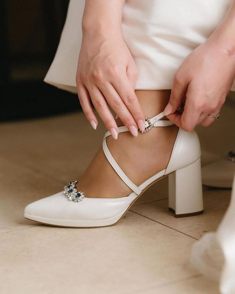 Zapatos de tacón blanco para novias de Xseni Greye