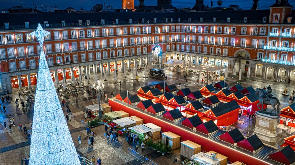 La plaza mayor de Madrid iluminada por Navidad