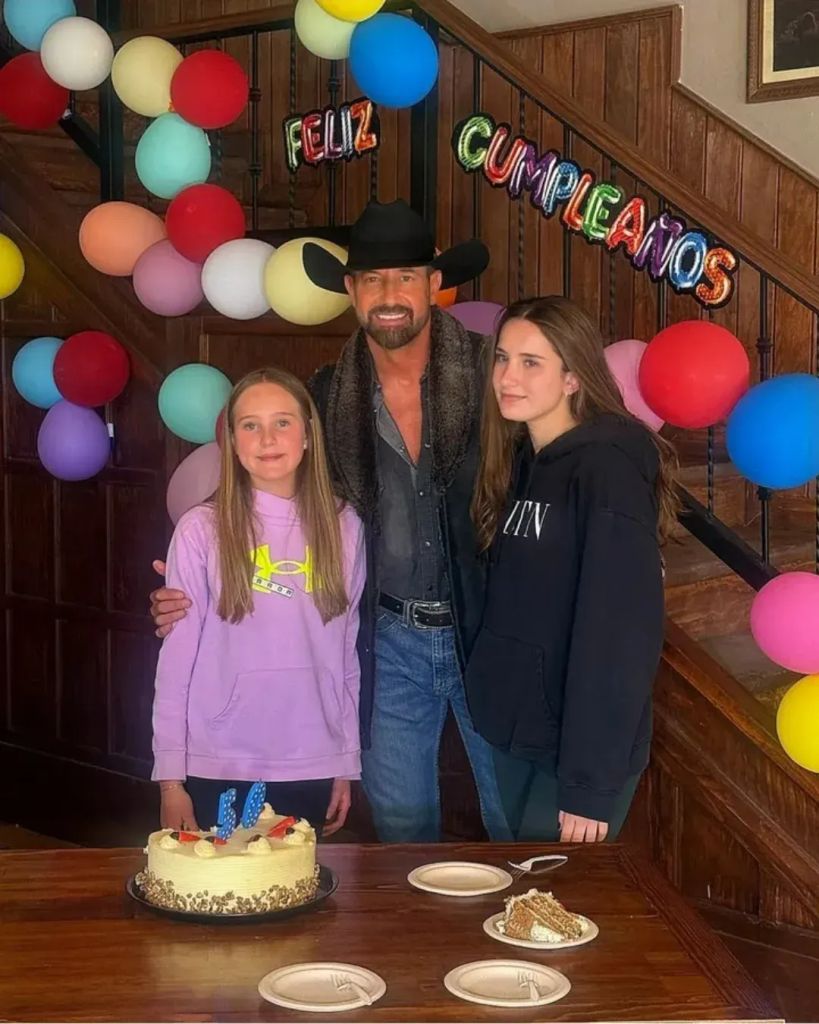 Gabriel Soto celebra sus 50 años junto a sus hijas