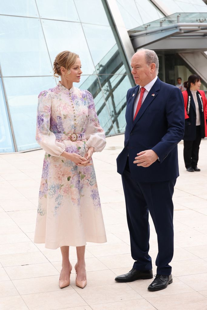 La princesa Charlene de Mónaco recibiendo a Akiko de Japón, 2026.