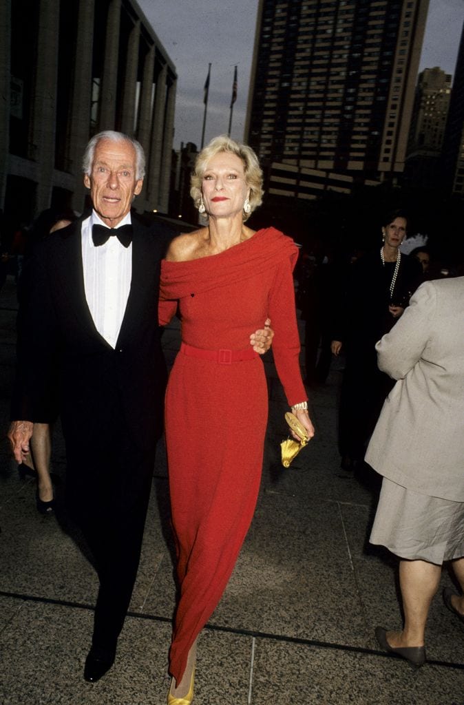 Nan Kempner vestido rojo asimétrico