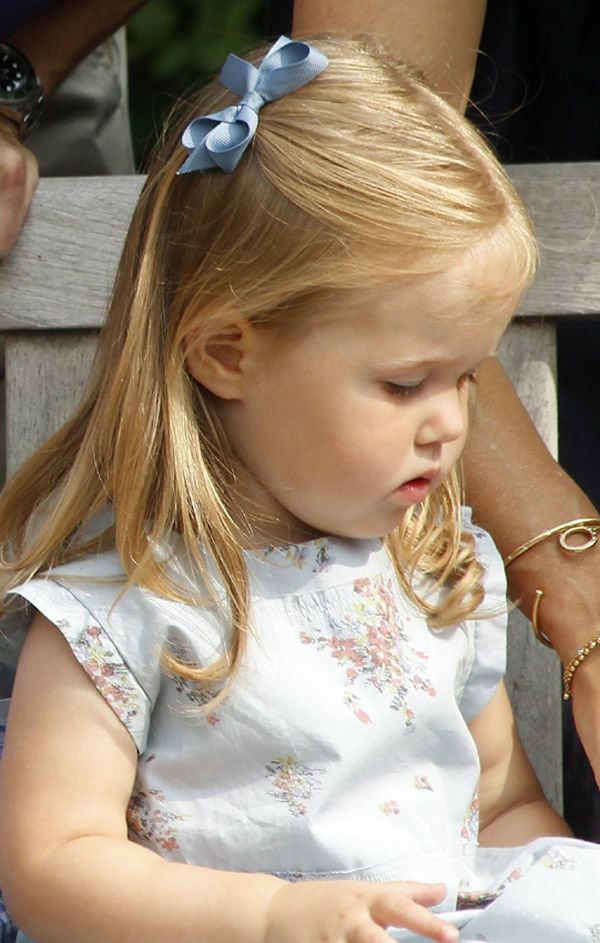 La princesa Josephine se rompió el pasado sábado el brazo izquierdo en una clase de equitación en Gråsten, donde los príncipes Federico y Mary y sus cuatro hijos se encuentran estos días veraneando
