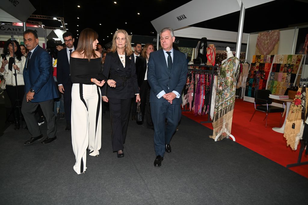 La infanta Elena, Raquel Revuelta y el alcalde de Sevilla en SIMOF 2026