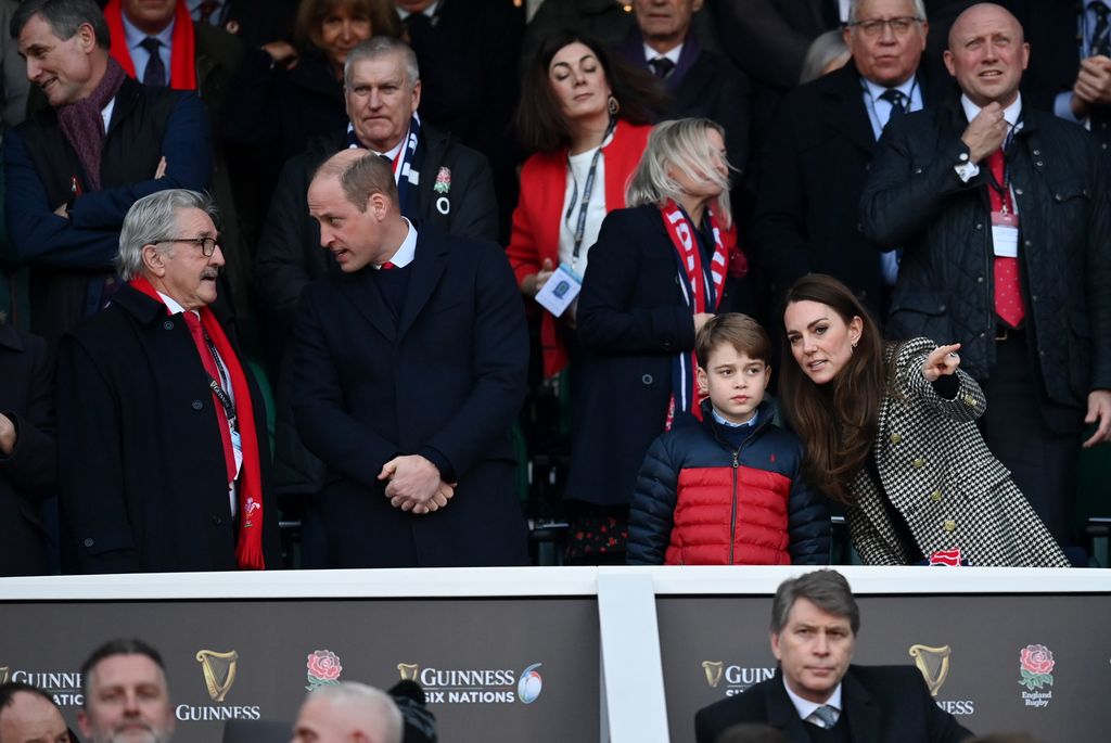 El príncipe William con su esposa Kate y el pequeño George en el Twickenham Stadium en 2022, durante un partido de rugby.