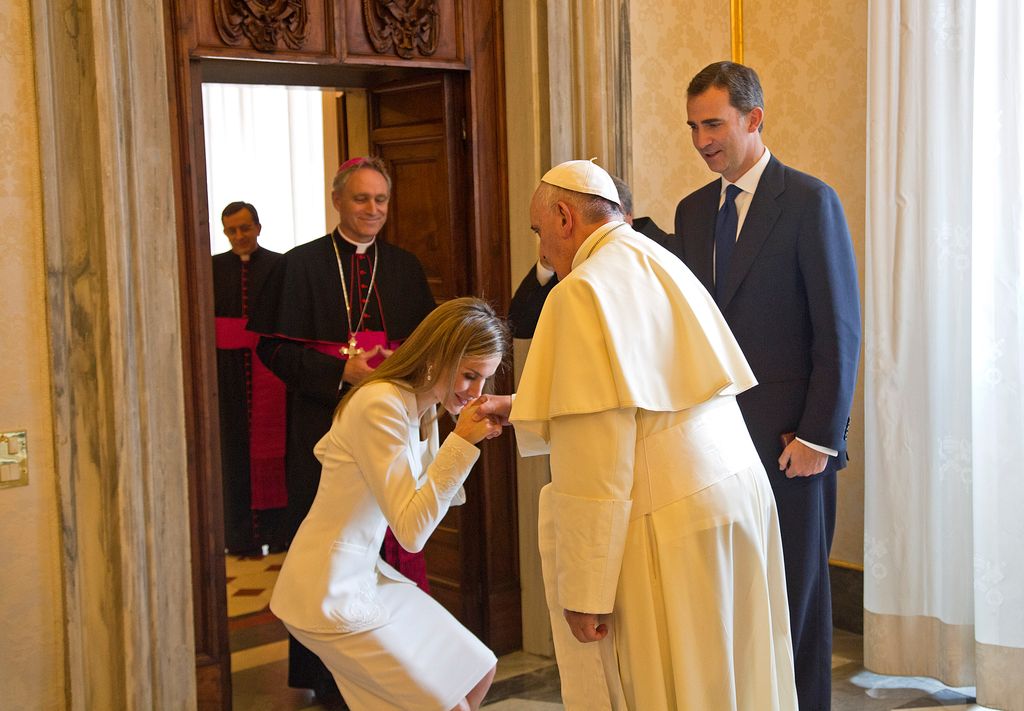 La reina Letizia con el papa Francisco en El Vaticano, 2014.