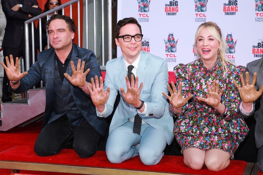 Johnny Galecki, Jim Parsons y Kaley Cuoco, estrellas de 'The Big Bang Theory' en el teatro chino de Hollywood en mayo de 2019