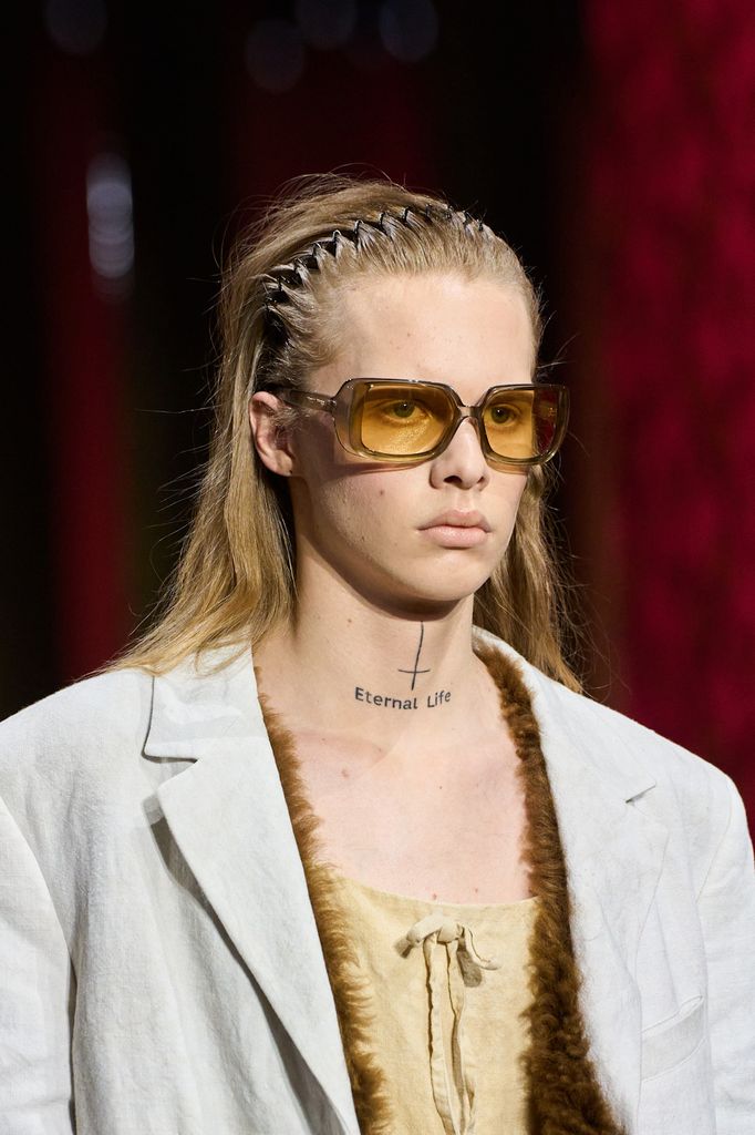 También se incorporaron accesorios que evocaban las tendencias de los 2000.