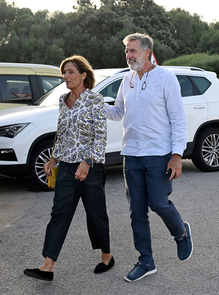 Aruca Fernández-Vega y Emilio Aragón en la preboda de Belén Écija en Menorca