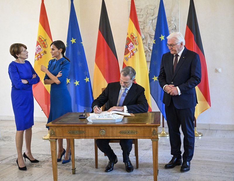 El Rey firmando en el libro de honor de Alemania