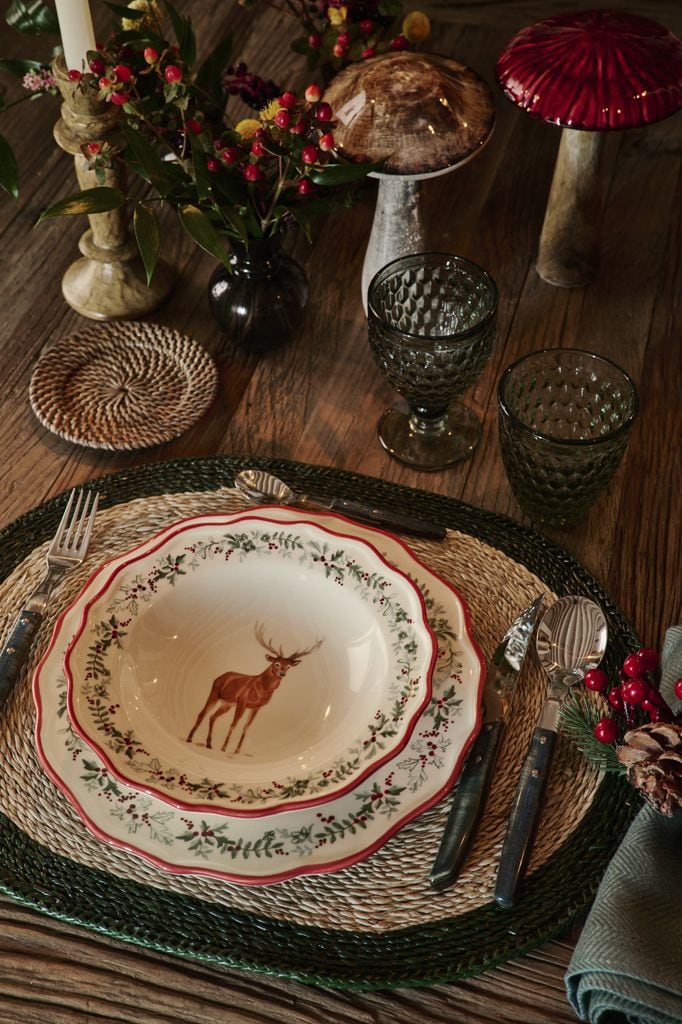 Vajilla de porcelana con dibujo de ciervo