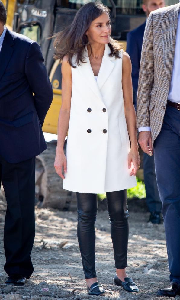 la reina letizia de espa a con mocasines negros y blazer dress