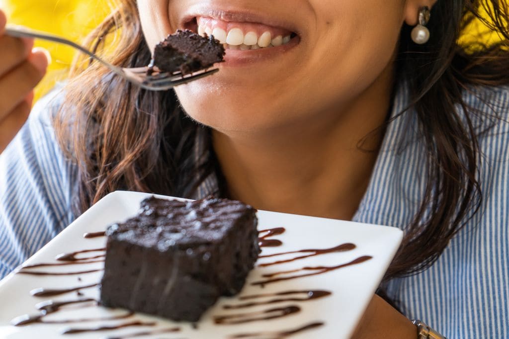 El chocolate contien compuestos que influyen directamente en el estado de ánimo, reducen el estrés y estimulan sensaciones de bienestar.