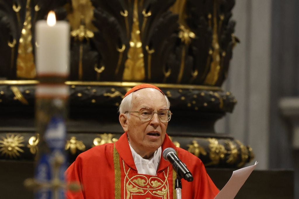 GiovannI Battista Re celebrando la misa Pro Eligendo Romano Pontifice, previo al cónclave.