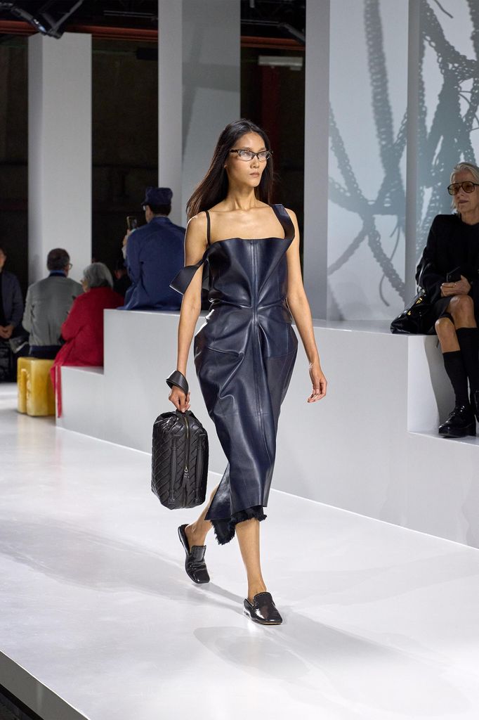 Los vestidos con tirantes asimétricos logran ese efecto "effortless" que tanto nos encanta.