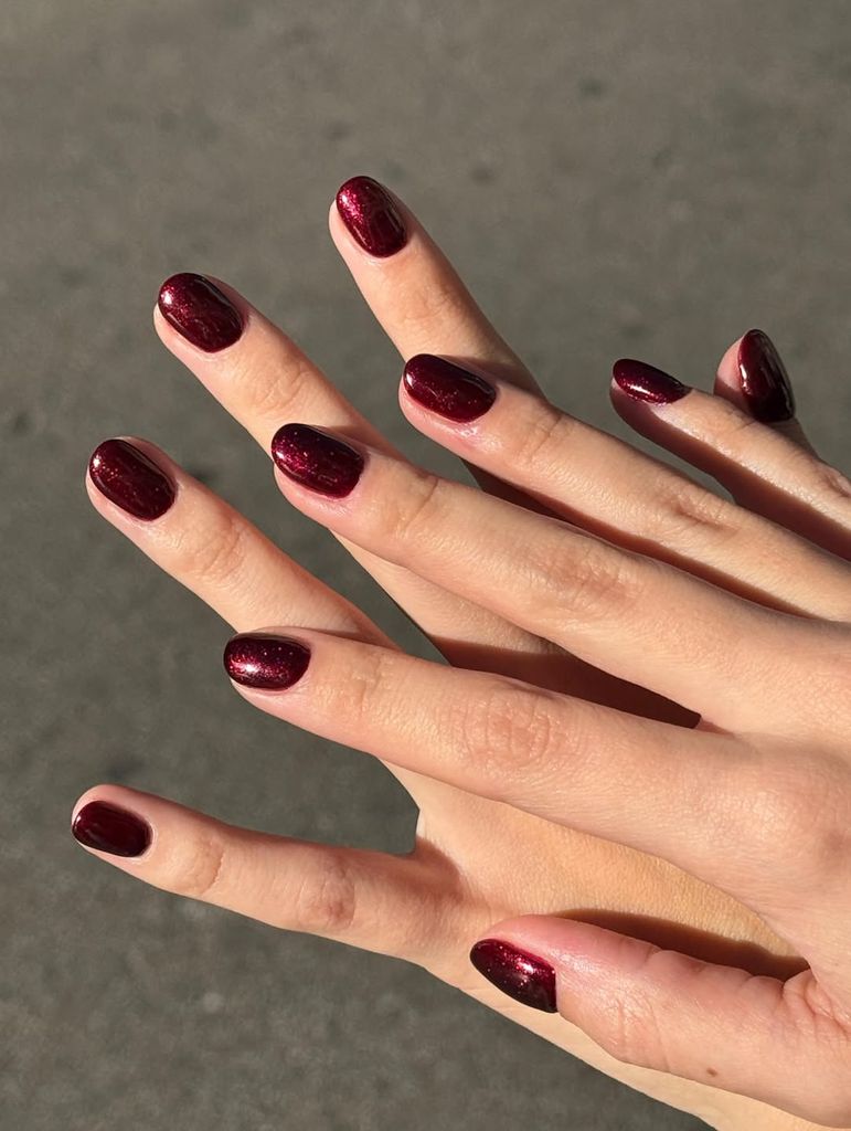 manicura burdeos brillante