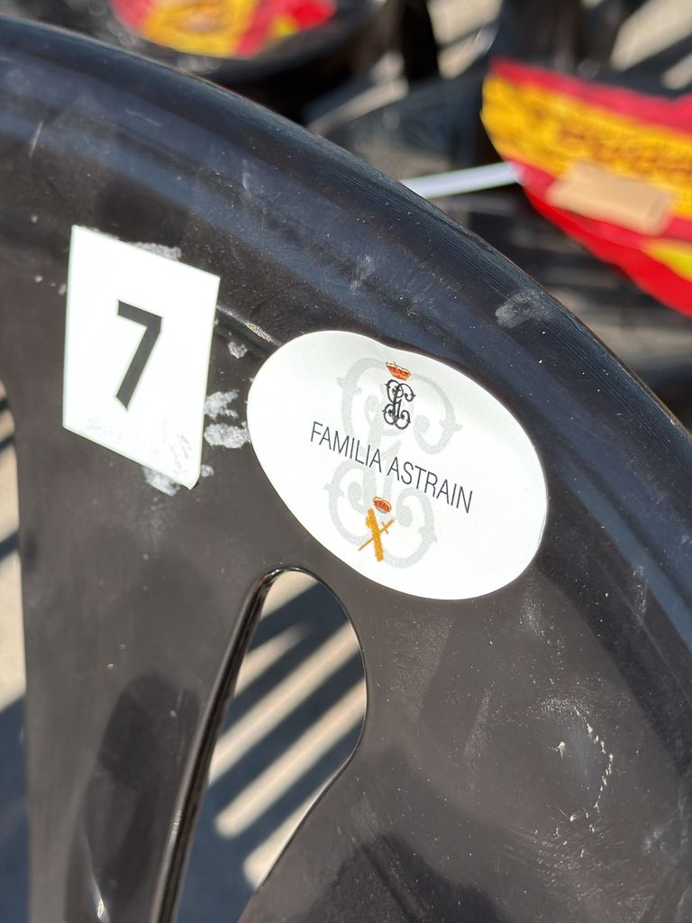 Detalle de su apellido en la silla donde se ha celebrado el acto