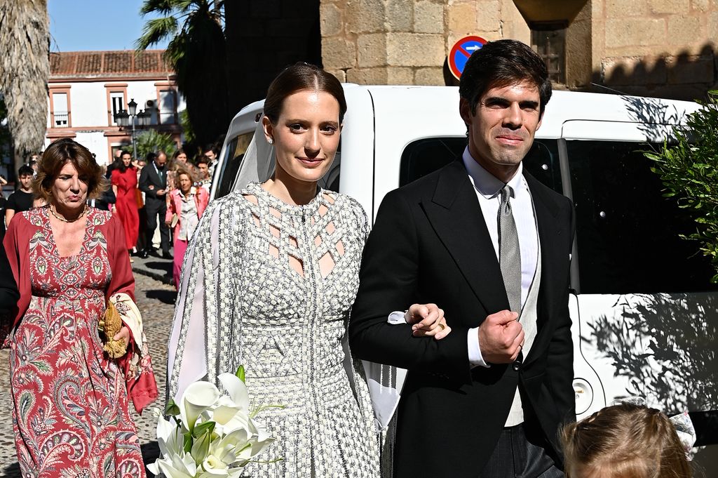 Fernando Palazuelo y Micaela Belmont salen de la parroquia de Santiago tras darse el 'sí, quiero' en Cáceres