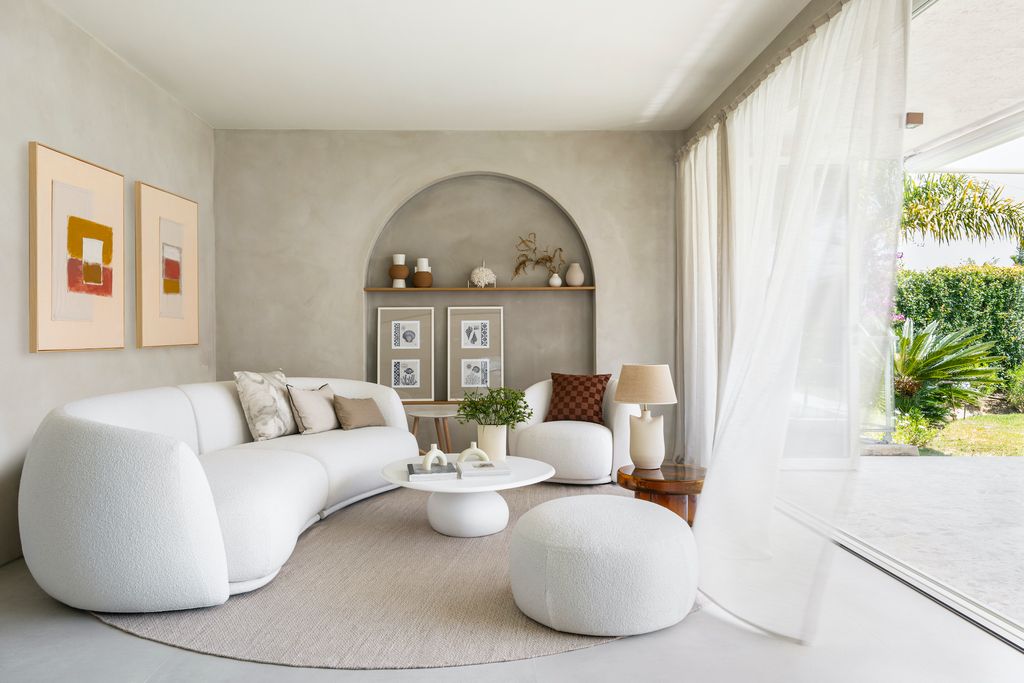 Salón con sofá curvo