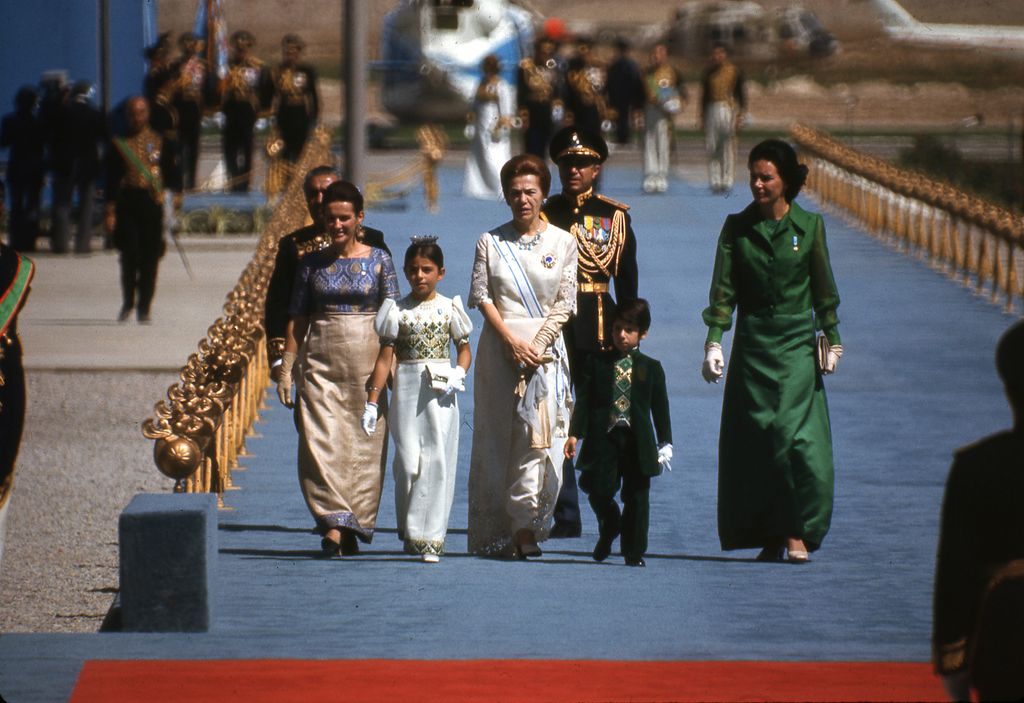 La madre del sah y los niños de la entonces Familia Real iraní en las celebraciones de Octubre de 1971