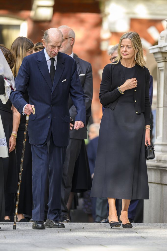 
El duque de Kent y su hija en la vigilia previa al funeral de su esposa, la duquesa de Kent




//ROOKETIM_DSC_8515/Credit:Tim Rooke/SIPA/2509151849 *** Local Caption *** .