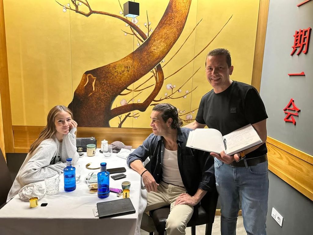 Mario Casas junto a Melyssa Pinto en un restaurante de Las Palmas