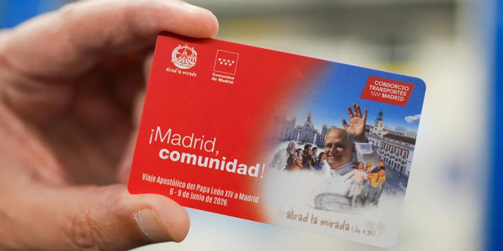 Imagen de una tarjeta de transportes con una imagen del Papa León XIV