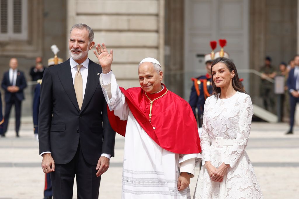 Los Reyes con el Papa en la ceremonia oficial de bienvenida en el Palacio Real