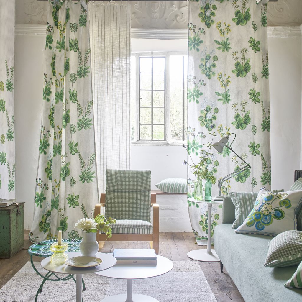 Salón en tonos verdes y blancos