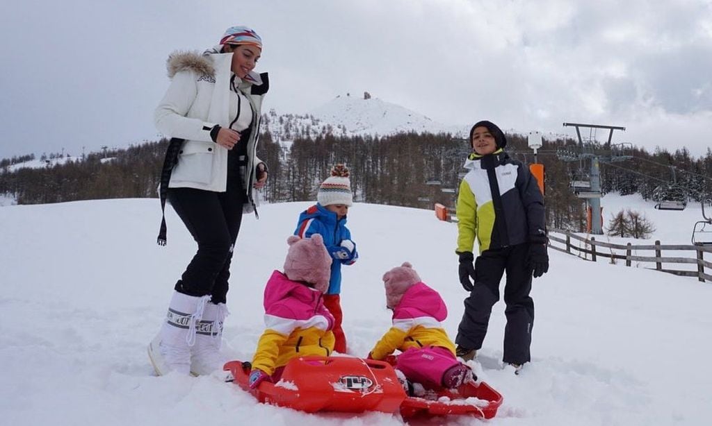 georgina rodr guez de vacaciones en la nieve con sus hijos