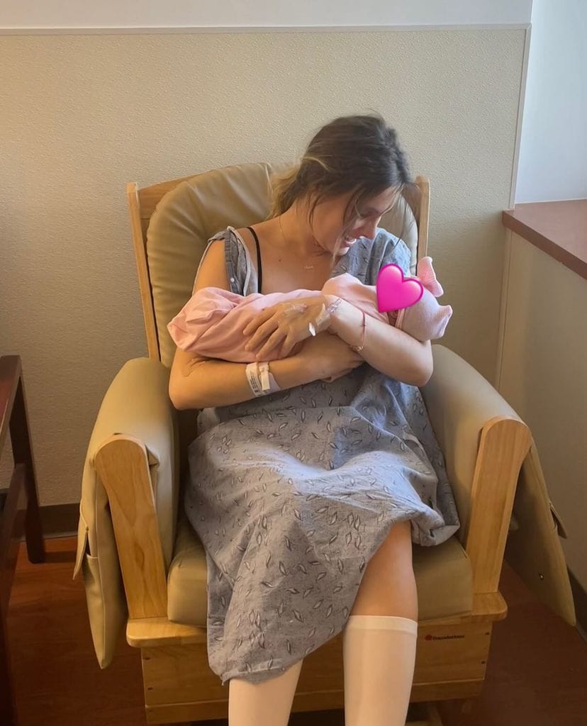 Lele Pons compartió una foto junto a su hija antes de que regresaran a casa del hospital.