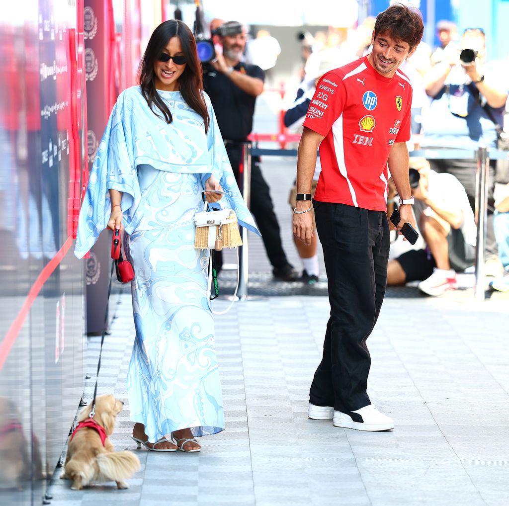 Charles Leclerc y Alexandra Leclerc jutno a su perrito Leo 