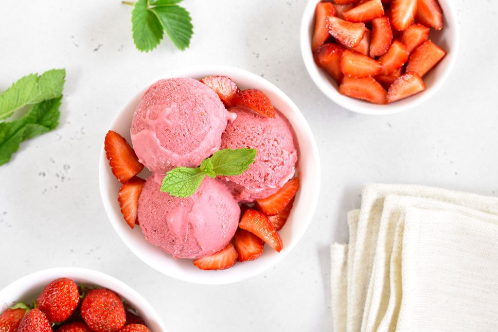 Mezcla fresas troceadas con helado del sabor que más te apetezca y tendrás un postre de 10.