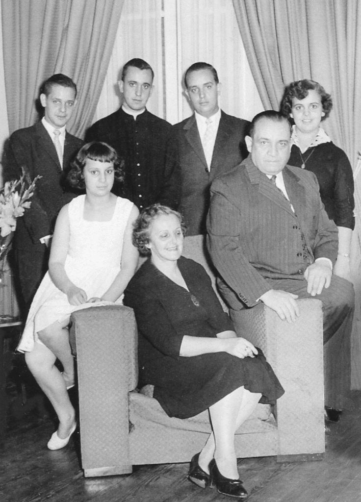 El joven Jorge Mario Bergoglio con sus padres y sus hermanos.