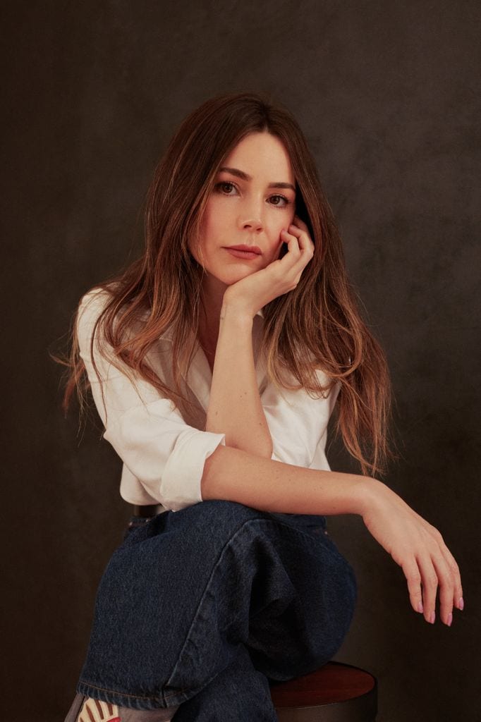 En su voz hay calma, pero también una fuerza que nace de haber atravesado momentos difíciles. Hoy, lejos del bullicio de los reflectores, la actriz y cantante se presenta en una nueva faceta: la de escritora.