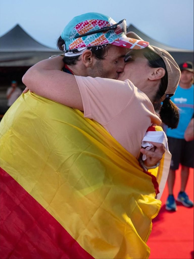 El beso del matrimonio en el Ironman de Italia septiembre de 2025