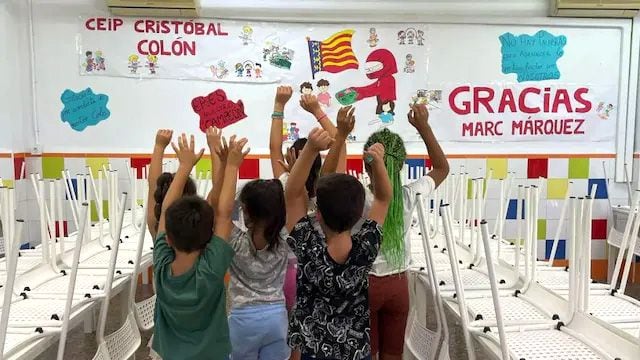 Los niños del colegio Cristóbal Colón, en Benetússer, agradecieron la ayuda de Marc Márquez tras la DANA dedicándole un mural pintado por ellos