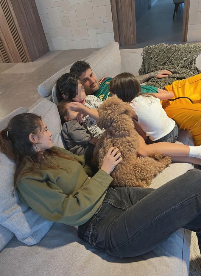 Melendi, acompañado por cuatro de sus hijos