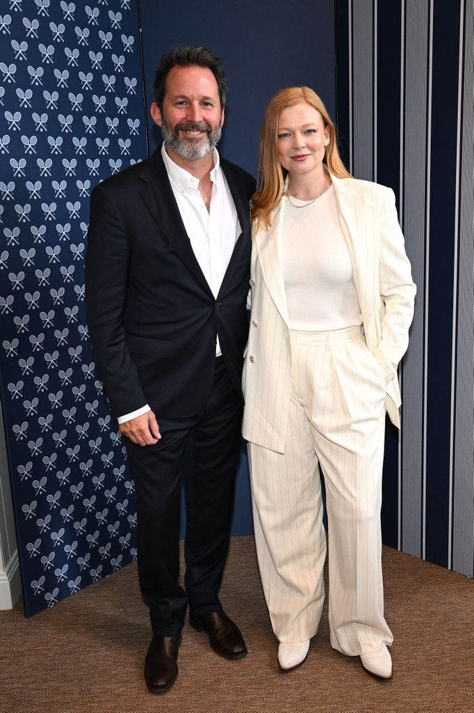 Dave Lawson y Sarah Snook