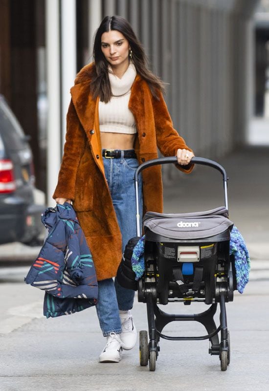 Emily Ratajkowski abrigo de pelo