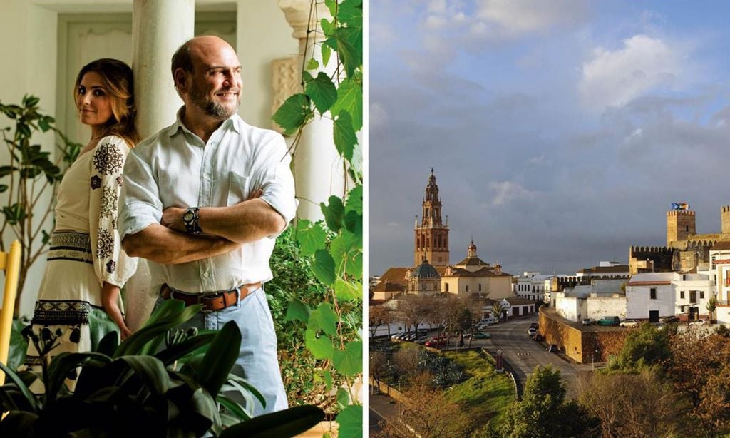 
Izquierda, Javier y Elena posan en el patio inferior de la casa que el decorador tiene en Carmona. Derecha, vista de la localidad sevillana.
