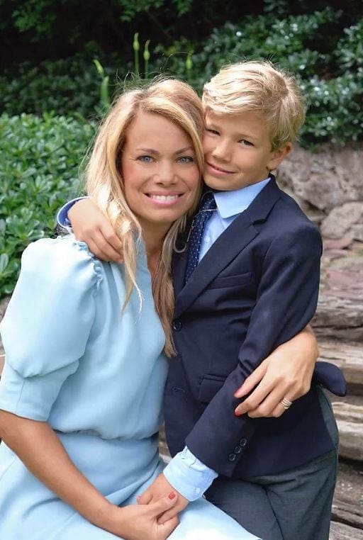Plano medio de Carla Goyanes y su hijo Santi en un evento formal