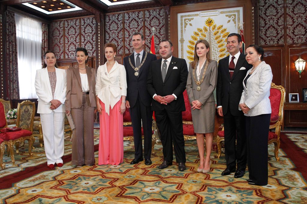 De izquierda a derecha, la princesa Lalla Hasna, la princesa Lalla Meryem, la princesa Lalla Salma, el Rey de España, el rey Mohamed VI, la reina Letizia, el príncipe Moulay Rachid y la princesa Lalla Asmaa posan en Rabat en 2014