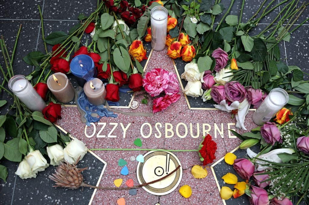 Fanáticos dejaron todo tipo de tributos y ofrendas en la estrella de Ozzy Osbourne en el Paseo de la Fama en Hollywood.