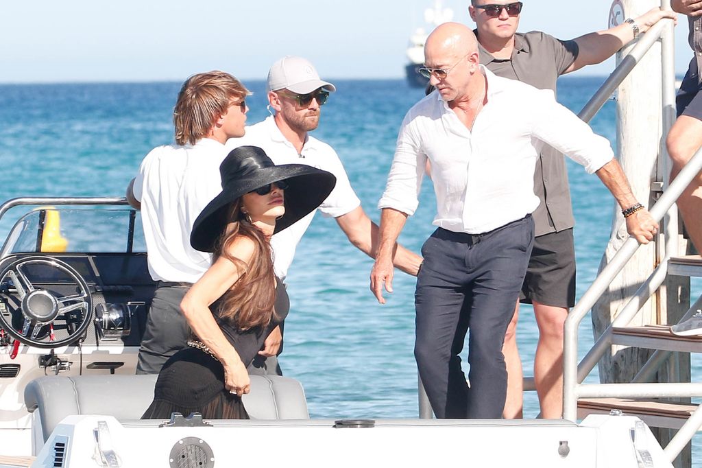 Jeff Bezos y su esposa Lauren Sanchez Bezos fueron vistos en el emblemático Club 55 en la playa de Pampelonne en Saint-Tropez.