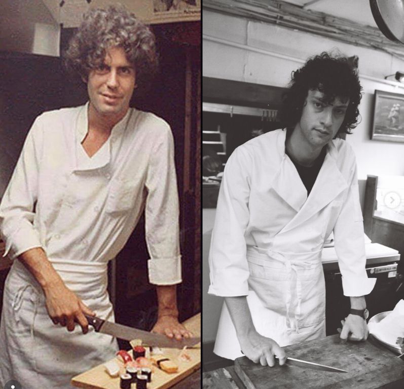 El actor Dominic Sessa (derecha) da vida a un joven Anthony Bourdain (izquierda) en la película 'Tony'.